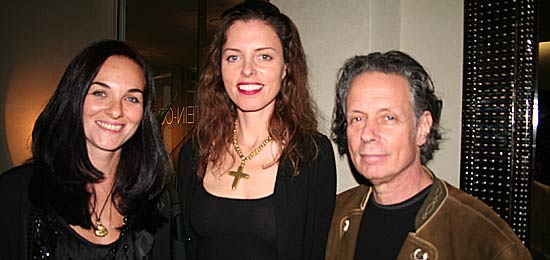 (v.l.n.r.:) Geschäftsführerin Svetlana Judanika, Caren Kieselstein-Cord, Schmuckdesigner Barry Kieselstein-Cord (Foto. Martin Schmitz)